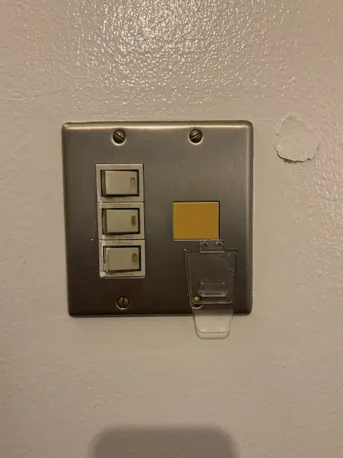 注文住宅の要望で伝えたアメリカンスイッチ風のシルバープレートと白いペンキ壁