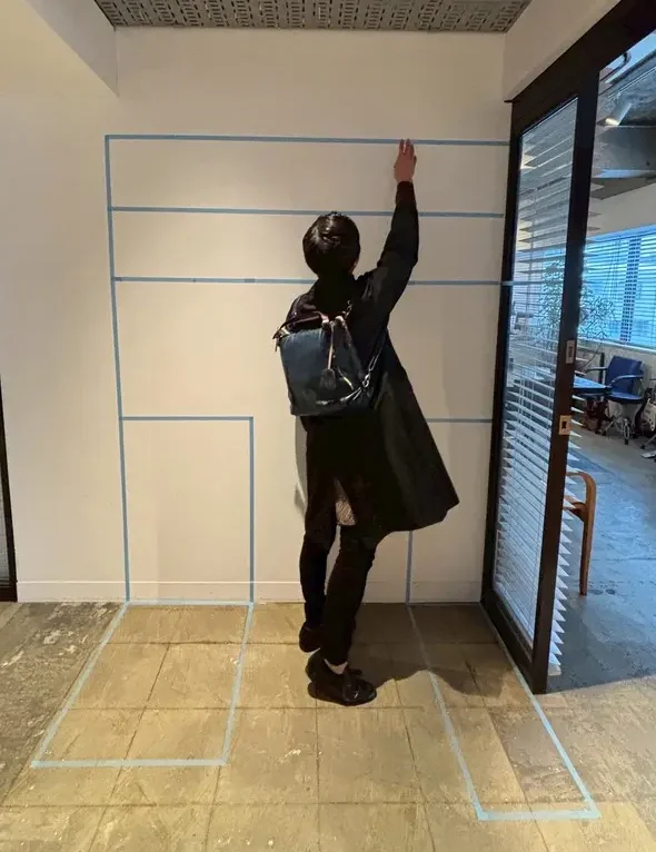 注文住宅作成時のキッチン隣のパントリー、実寸サイズを建築担当、営業担当が実際にテープを使い実際に高さ広さを体験させてくれた写真