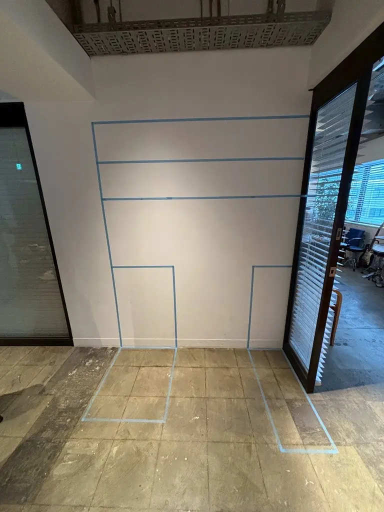 注文住宅作成時のキッチン隣のパントリー、実寸サイズを建築担当、営業担当が実際にテープを使い体験させてくれた写真