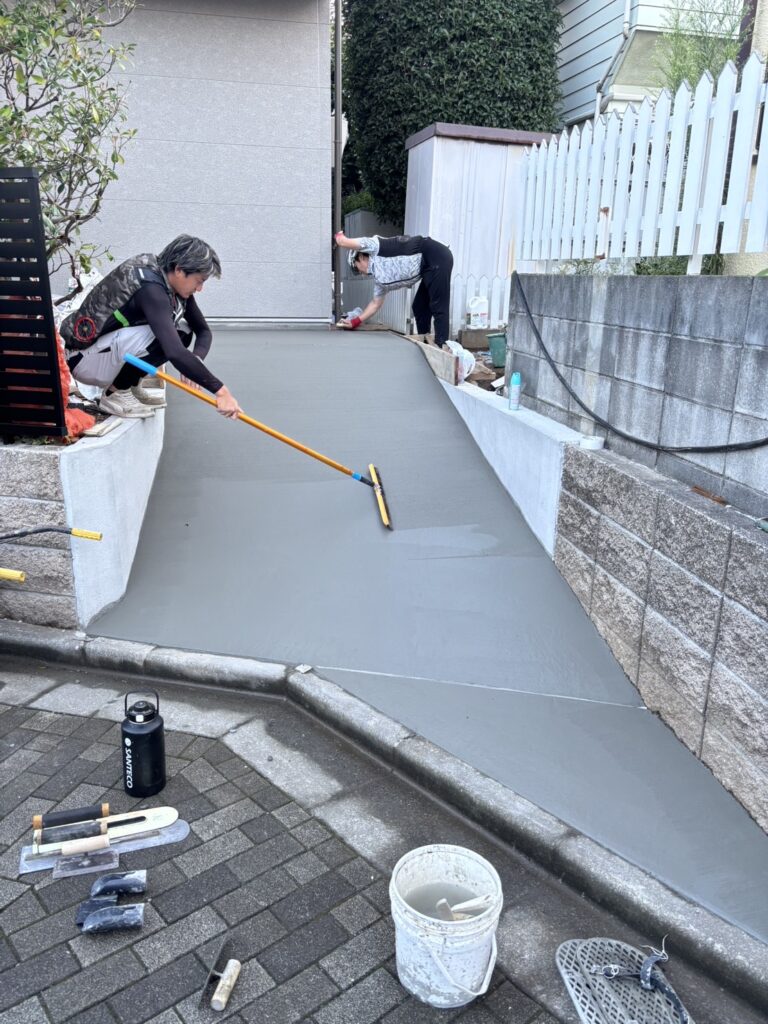 外構　アプローチ　スロープ　職人　馴らし作業