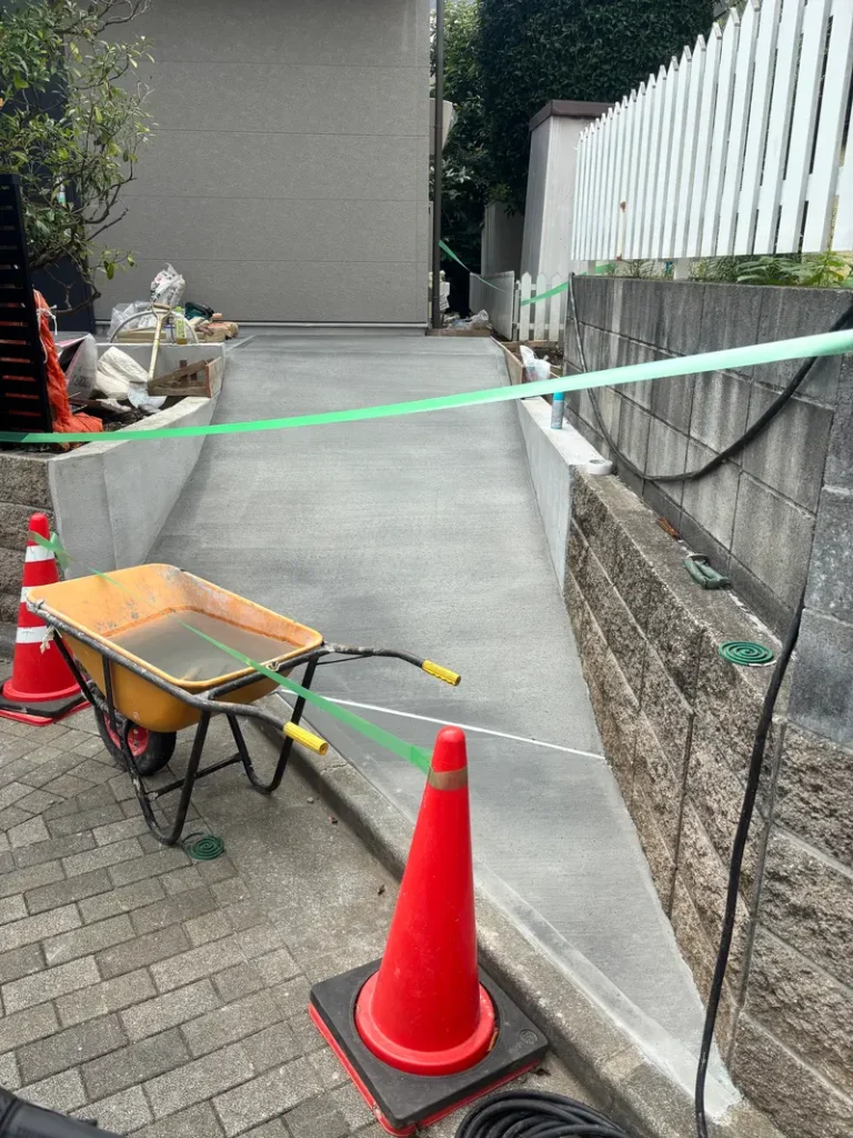 外構　アプローチ　スロープ　乾燥中