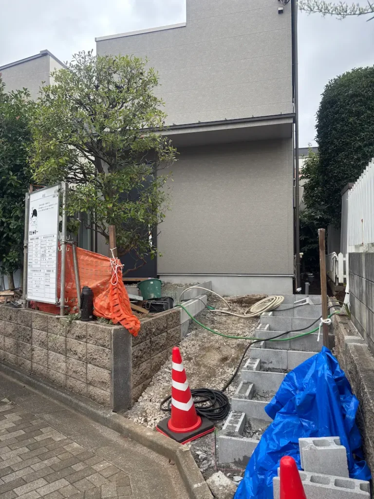 外構　玄関前　アプローチ　スロープ　階段を間違いえつけられてしまい修正を依頼した