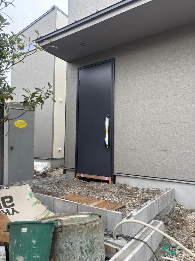 外構　玄関前　アプローチ　スロープ　基礎作成中