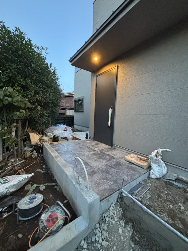外構　玄関前　アプローチ　スロープ　基礎作成中