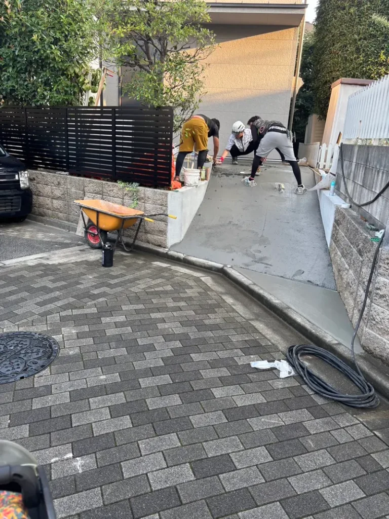 外構　アプローチ　スロープ　職人　コンクリート流し作業