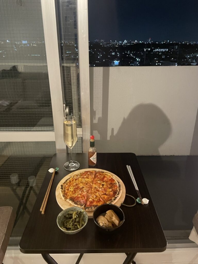 中庭コートハウスを間取りに選んだ理由 ルーツ　原点回帰 築54年賃貸マンションリビングから繋がるベランダ 夜風を感じながら食べるピザ